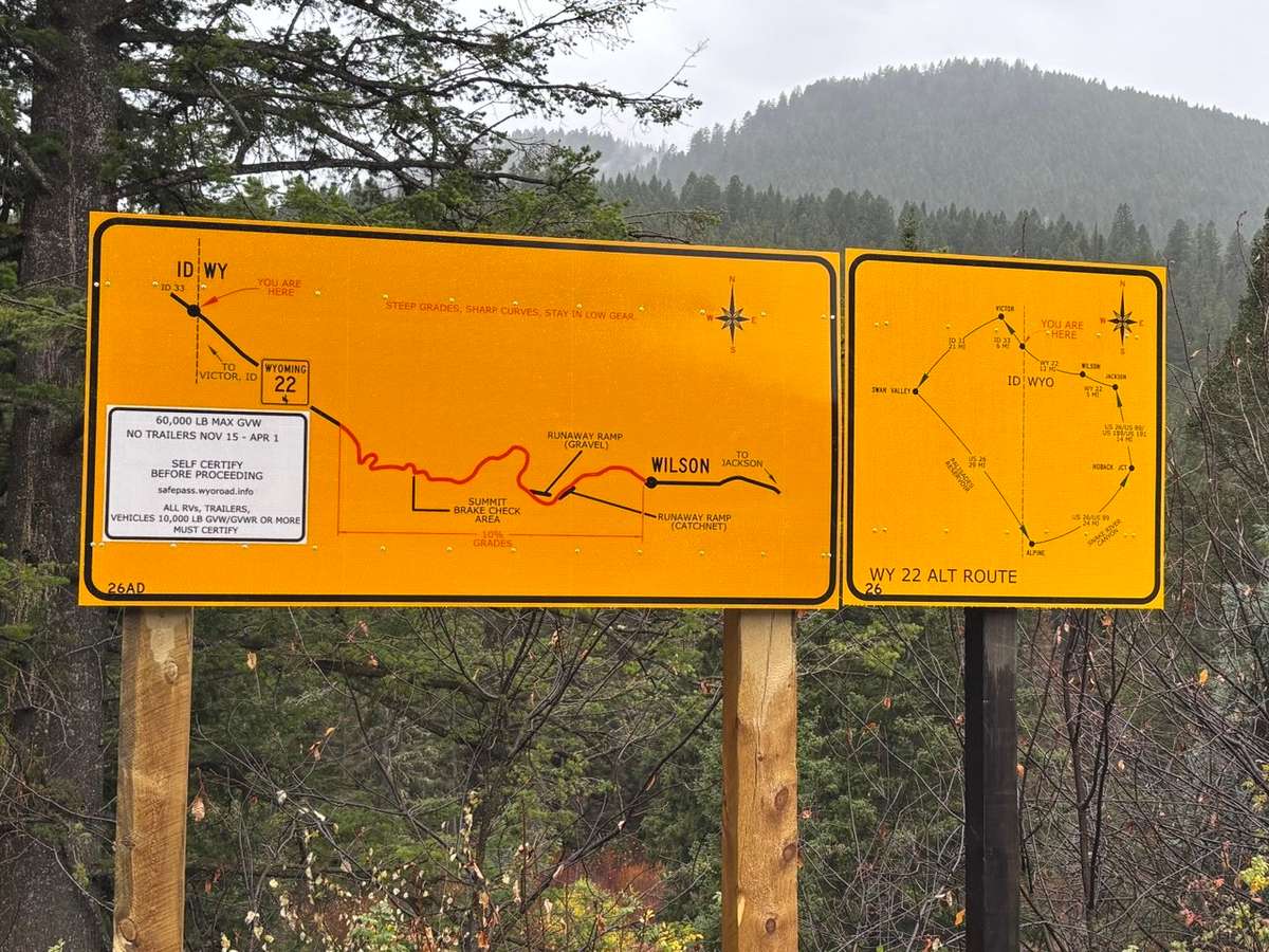 Orange signs on Teton Pass map WY 22 from the Idaho line to Wilson, with runaway ramps, 10% grades, a 60,000 lb limit and an alternate route.